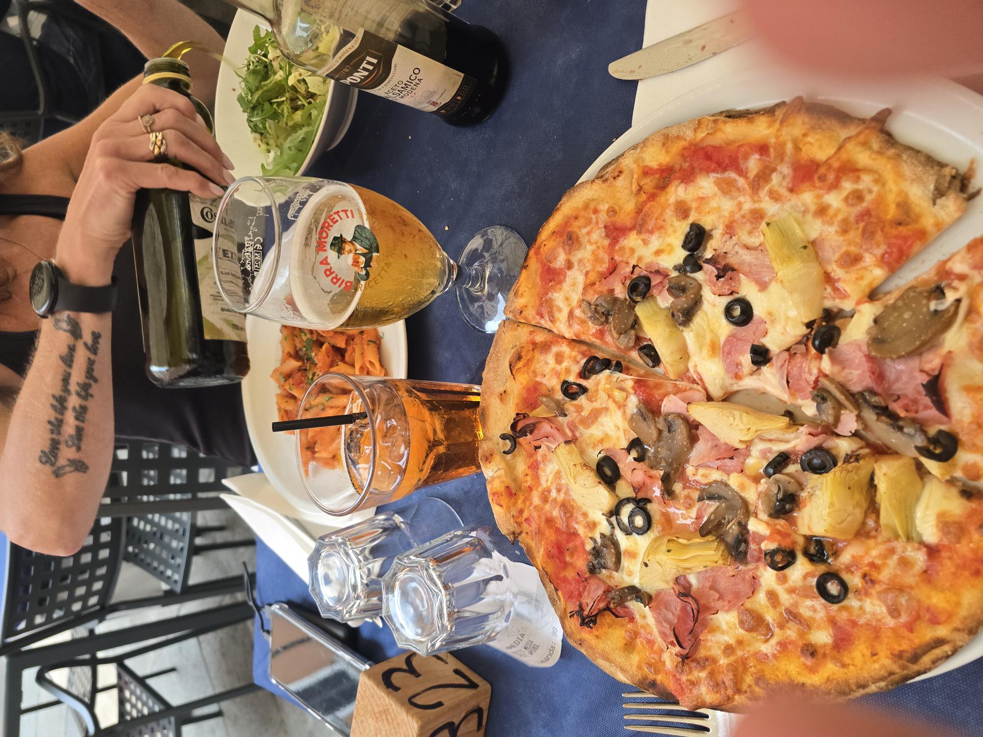Pizza and drinks at a Ravenna restaurant